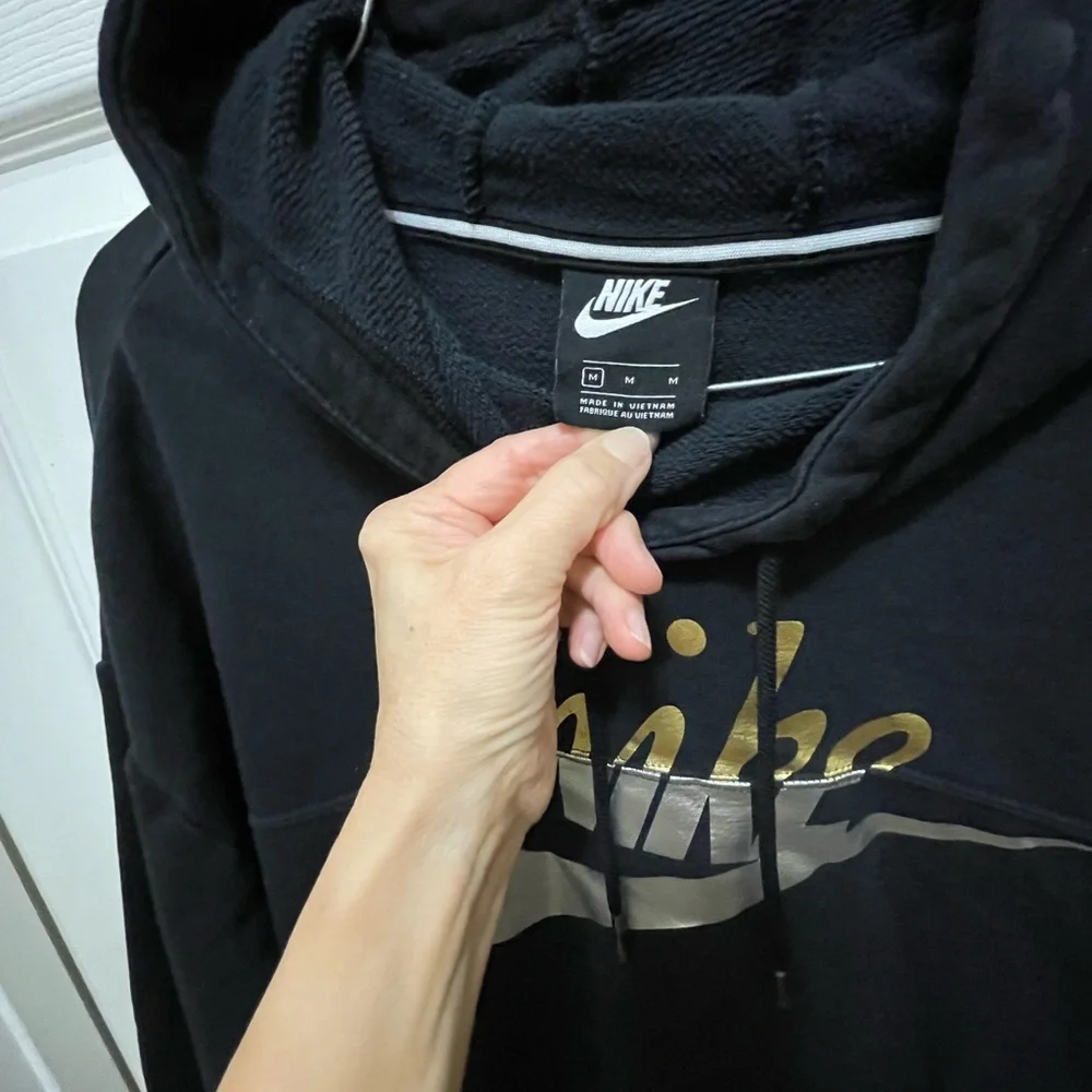 Nike Black Rally Clash cropped Hoodie with Metallic Logo - Picture 2 of 5